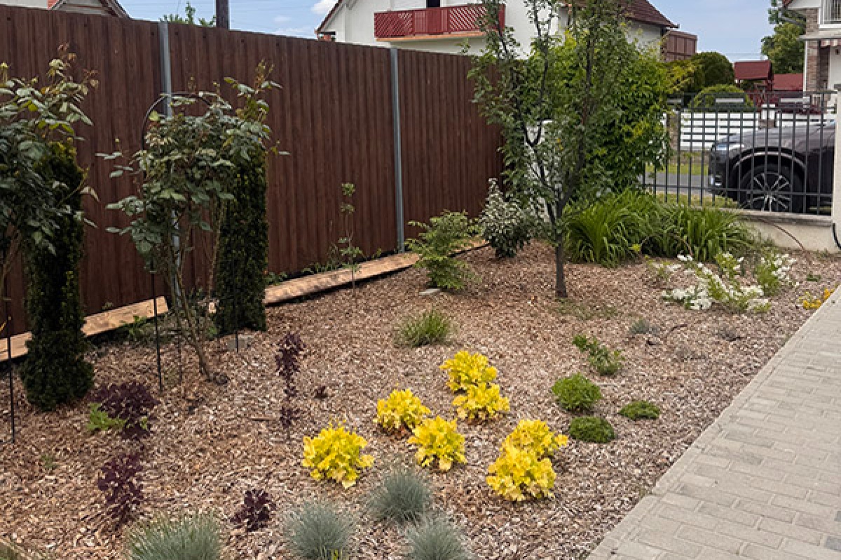 Utána: Balatonkeresztúri virágágyás a munkálatok előtt.